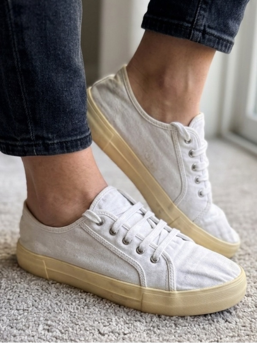 Khombu Molly 2 White Canvas Sneakers Size 7